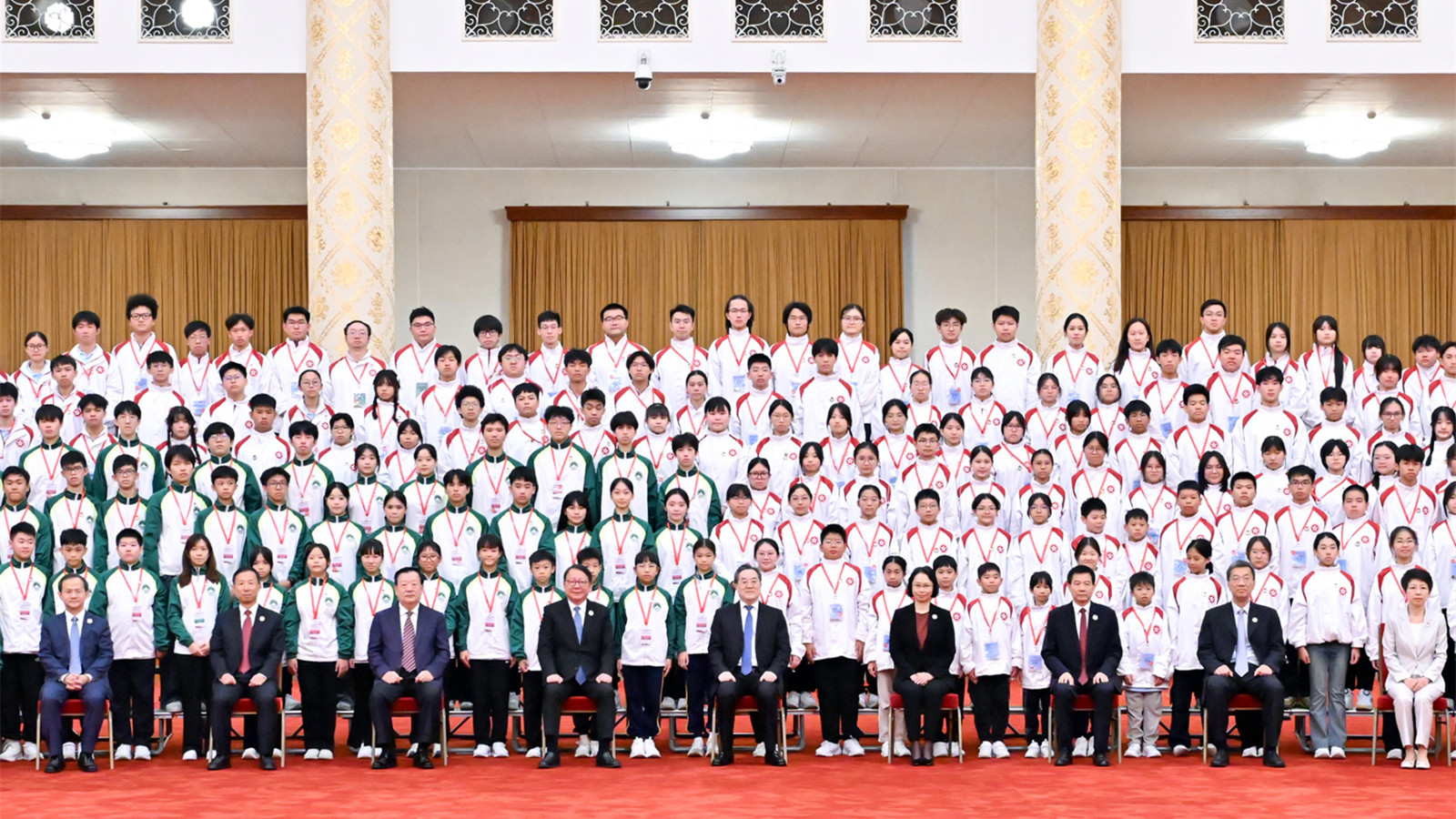 丁薛祥接見港澳青少年升旗隊代表訪京團-冀當好-一國兩制-事業建設者和接班人