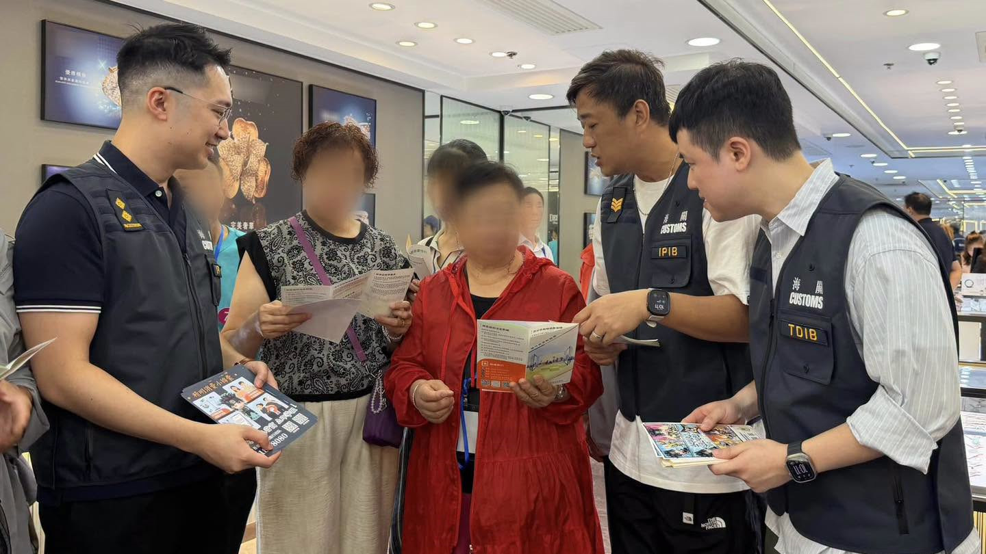 國慶黃金周-旅監局聯同海關巡查旅客購物熱點-提醒遵守商品說明條例