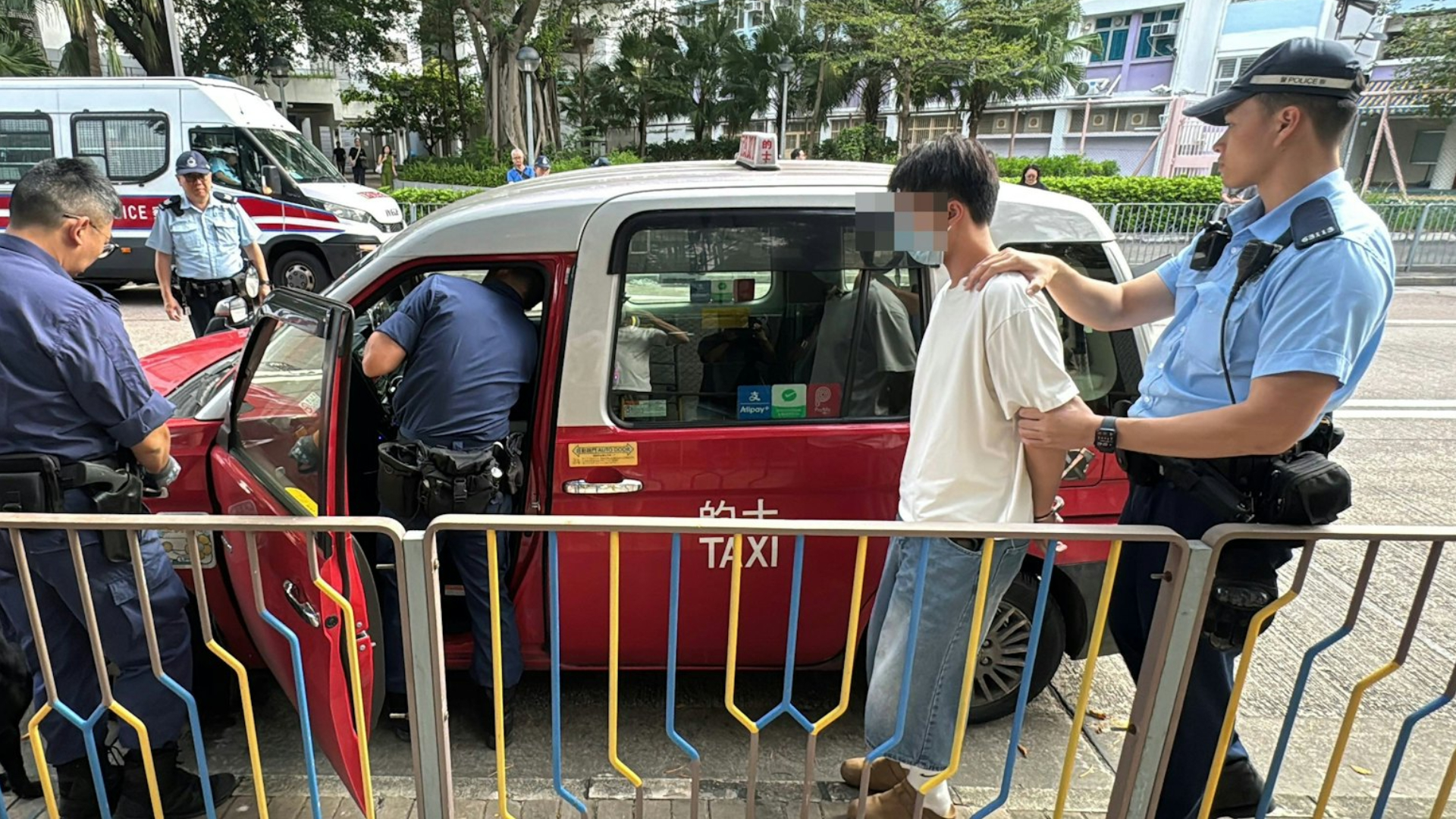 19歲青年疑搭的士多區派毒-司機通報行家報警擒人檢獲可卡因等