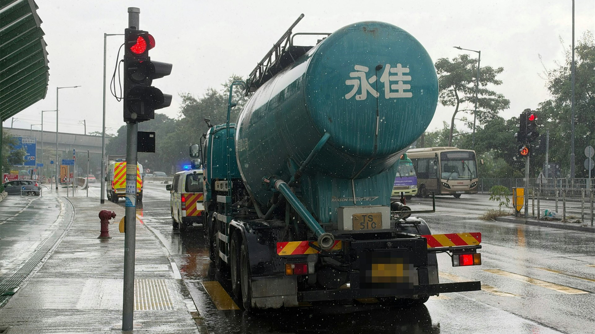 八鄉錦田公路過路婦捱重型車撞-昏迷送院搶救不治
