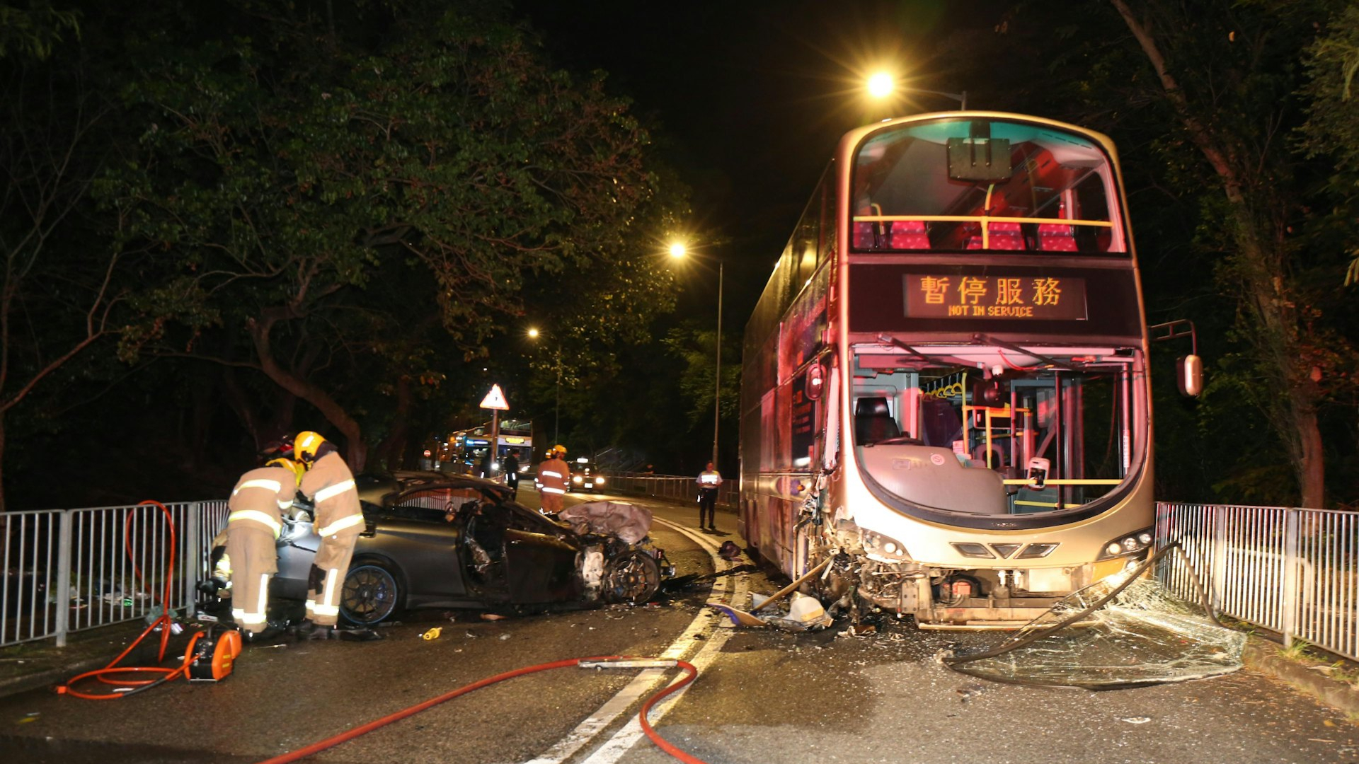 沙田凌晨有私家車疑失控撞巴士-4人受傷送院