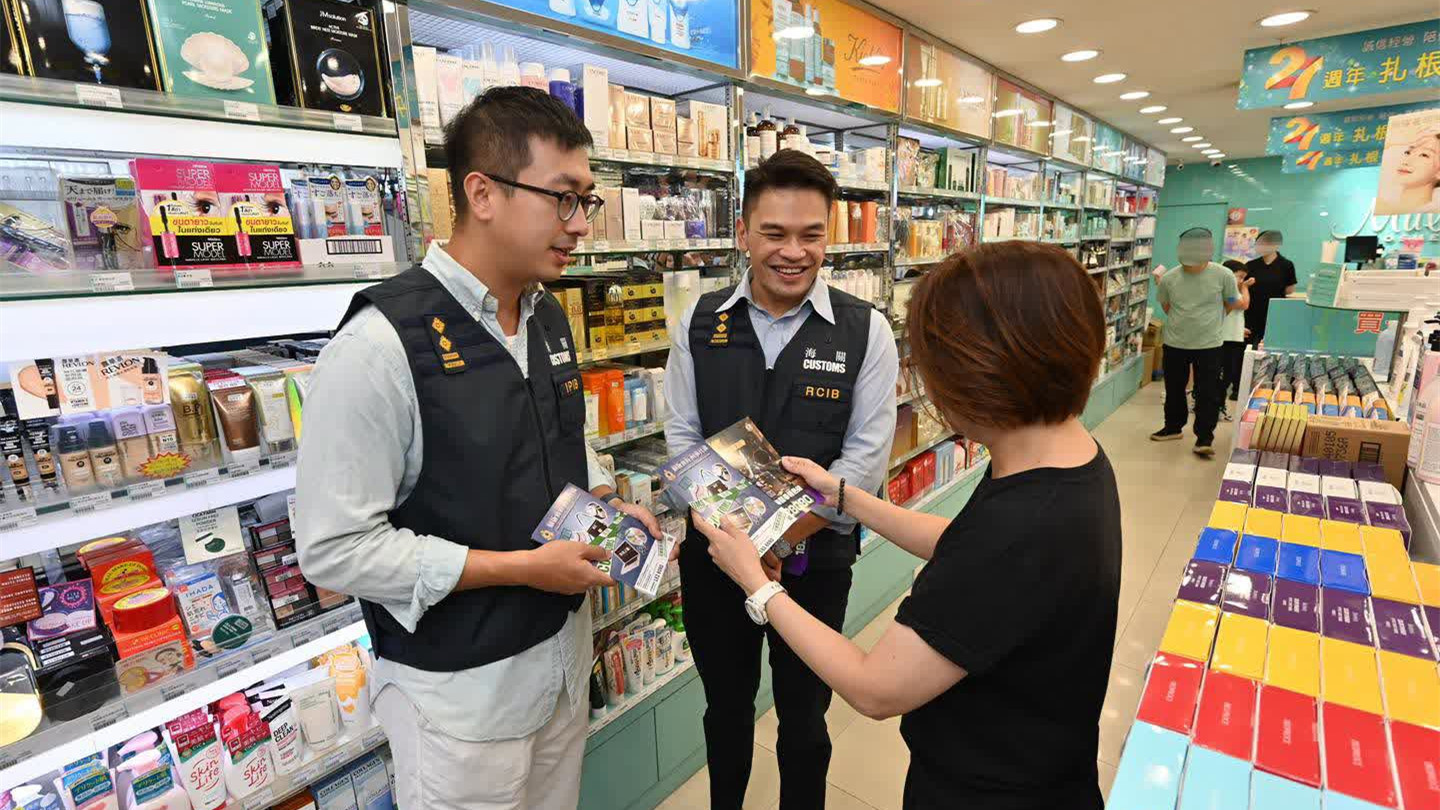 國慶黃金周-海關夥中英街管理局巡邏-提醒商戶勿賣冒牌貨或私煙