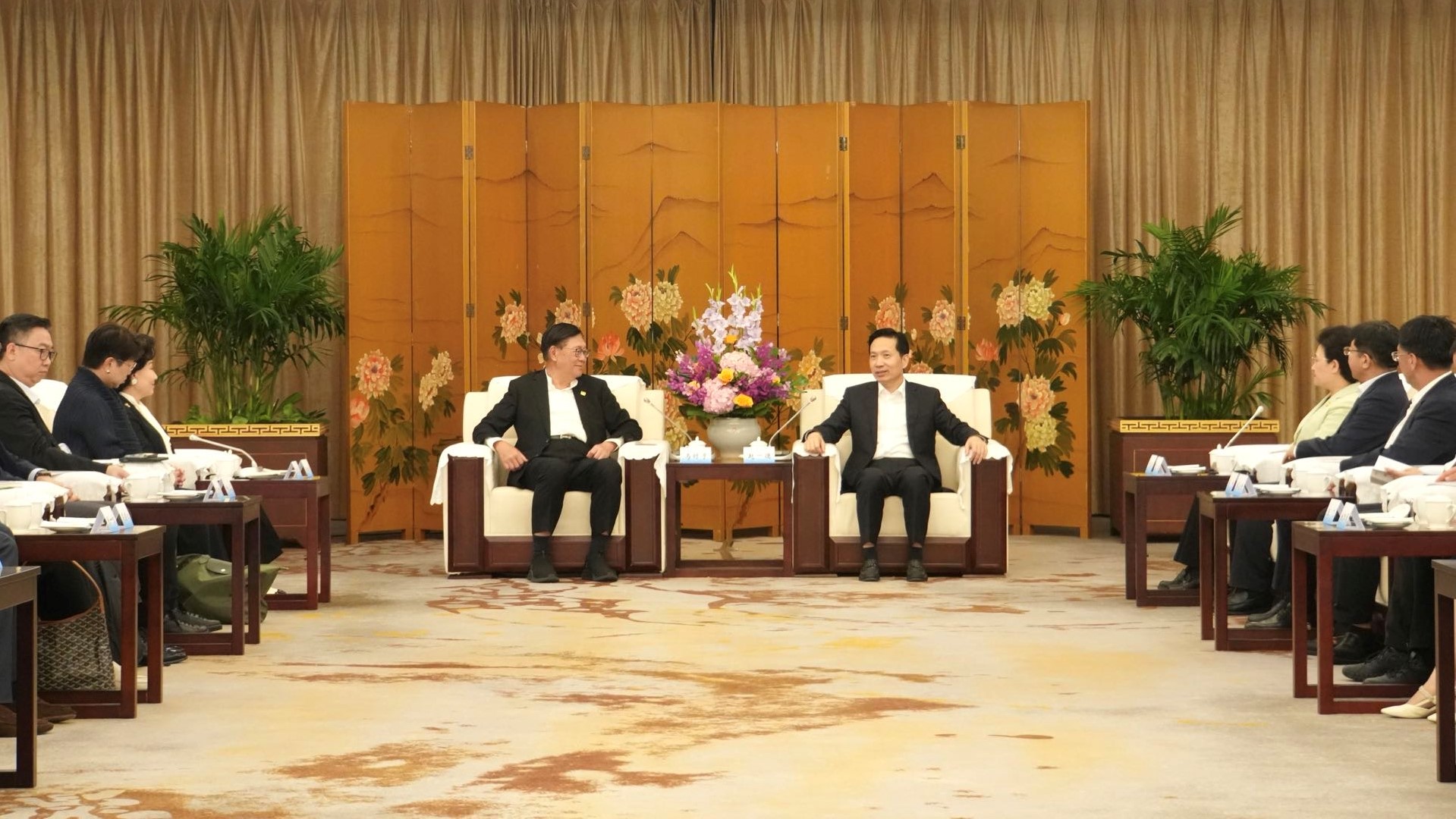 馬時亨鄭翔玲率團訪陝-冀陝港-雙向奔赴-助推高水平對外開放