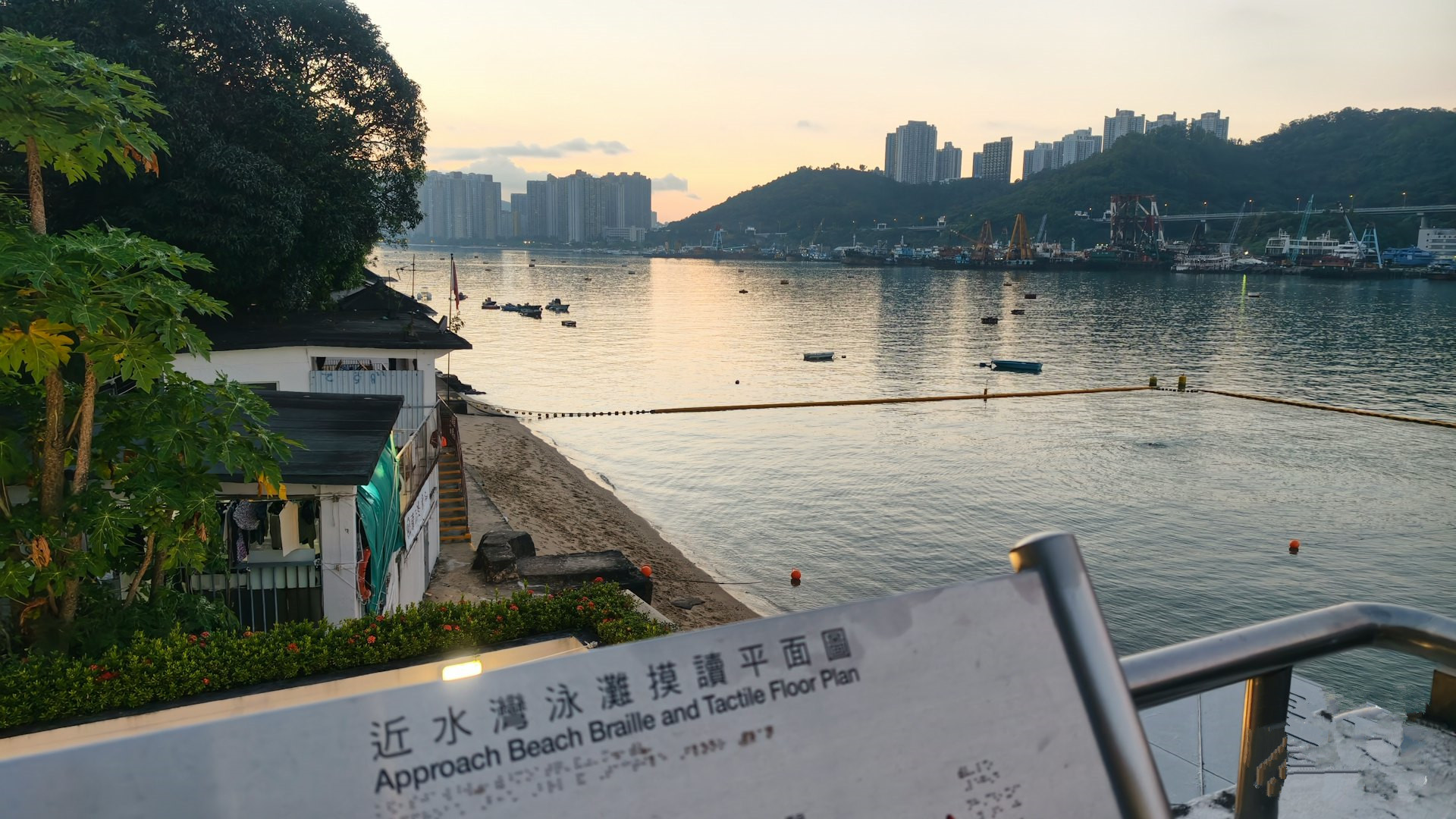 荃灣近水灣八旬婦游早水遇溺-消防救起送院不治