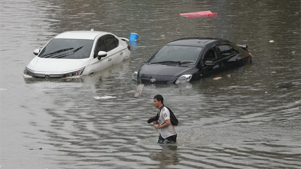曼谷暴雨出動士兵救災-素萬那普機場正常運作