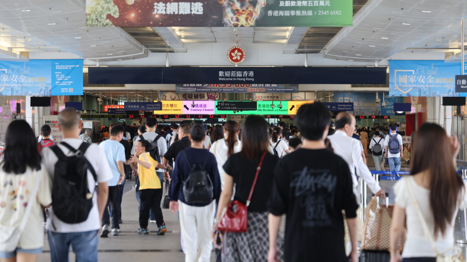 國慶黃金周-入境處料約744萬人次進出本港-10月3至4日為出入境高峰期