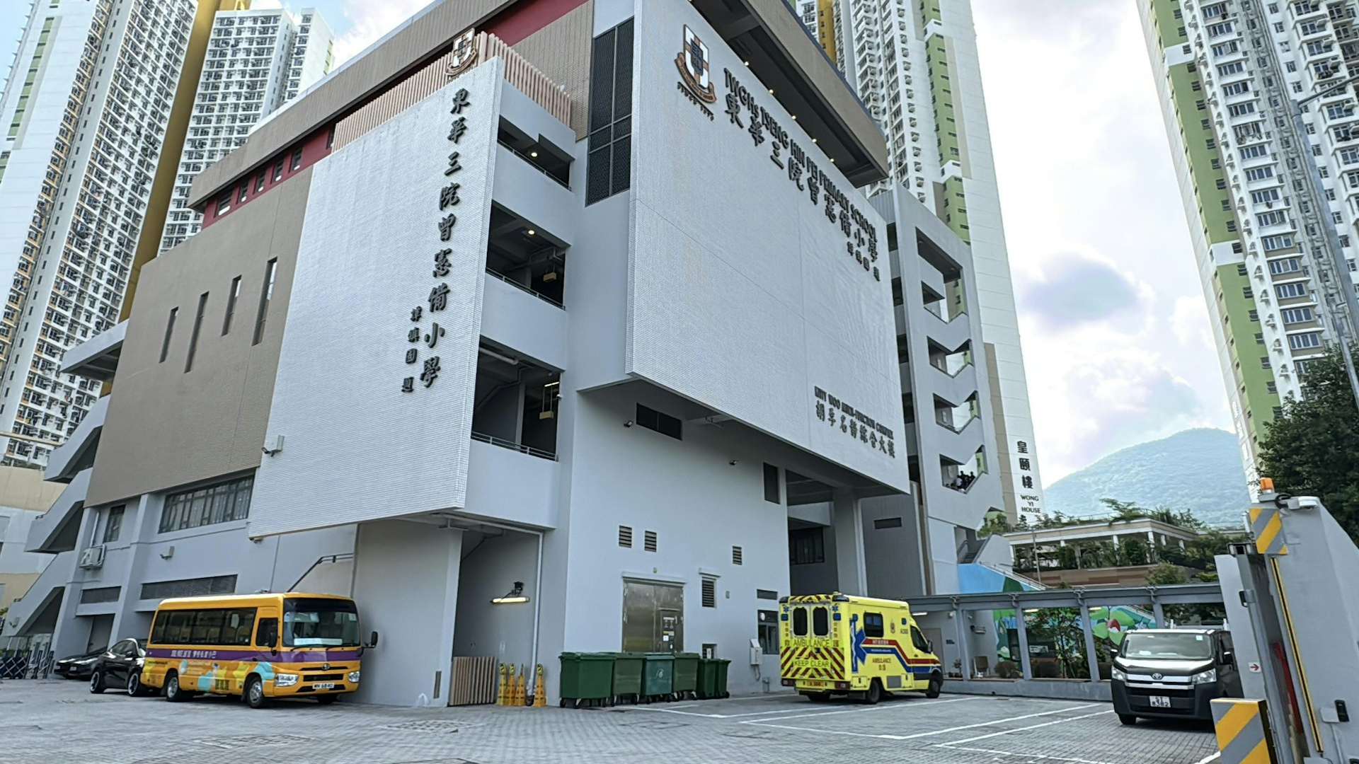 保母車粉嶺沙頭角路與小巴相撞-5人送院包括4學童