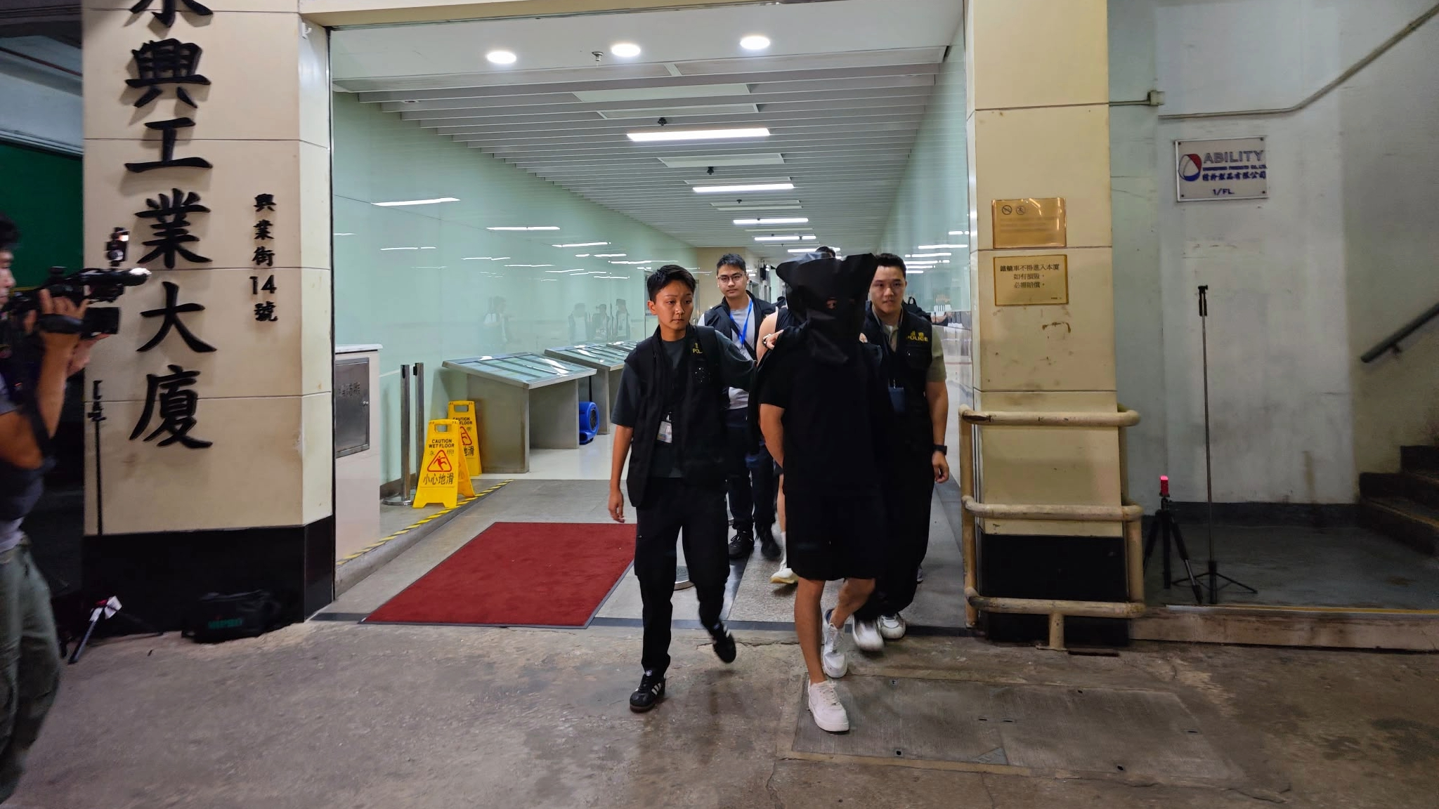 警方搗破黑幫營運電話詐騙中心-拘捕20人至少涉16宗騙案
