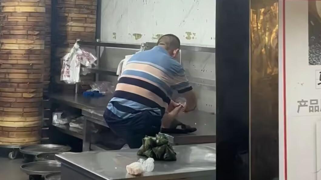 有片-長沙一包子鋪員工腳搭操作台剪腳趾甲-店方道歉並停業整改