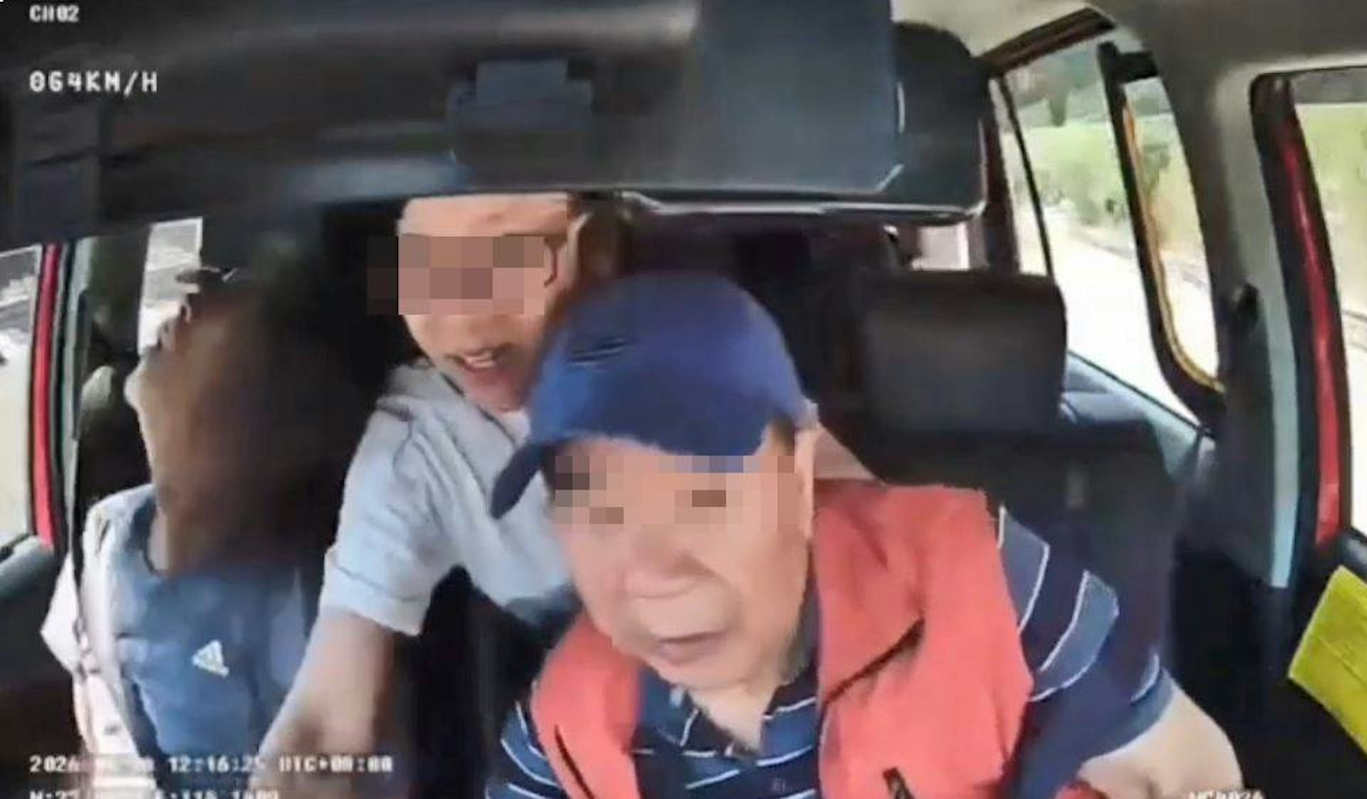 有片-呈祥道的士司機暈倒乘客驚惶拍打-無人駕駛半分鐘失控撞壆