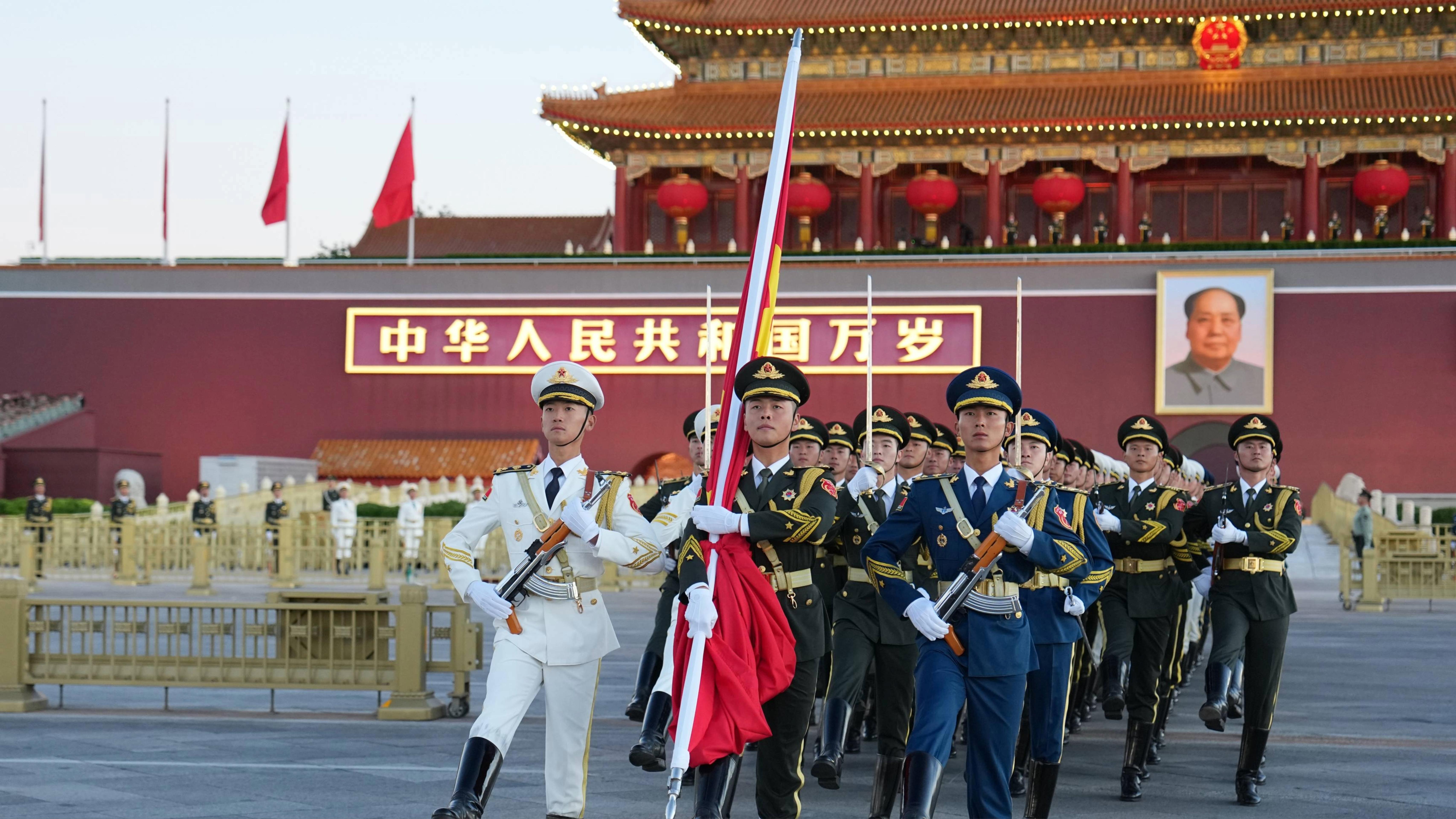 慶祝中華人民共和國成立77周年-天安門廣場舉行升旗儀式