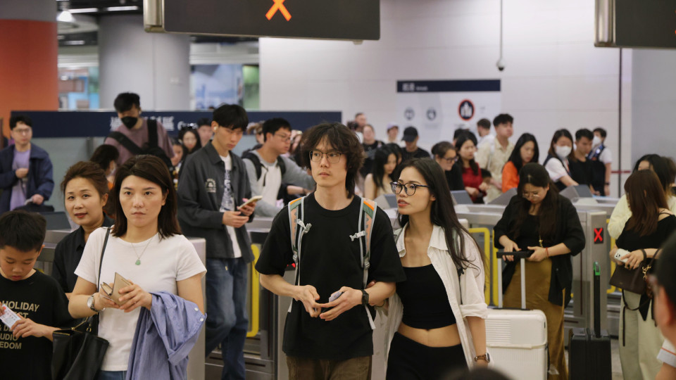 國慶黃金周-首日本港逾89萬人次出入境-約27萬內地旅客入境