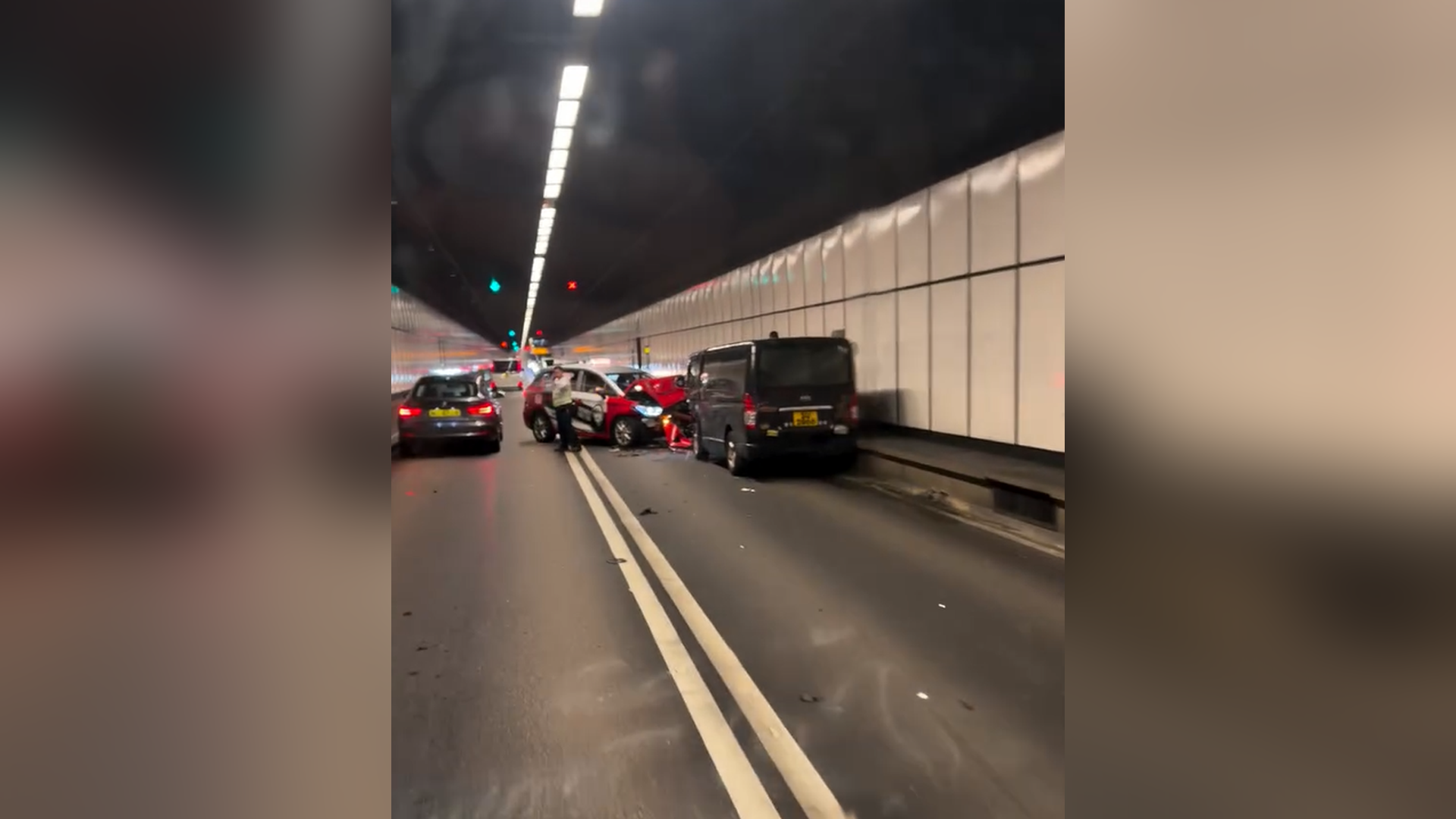 有片-東隧的士客貨車相撞4人送院-疑單管雙程期間越線肇禍