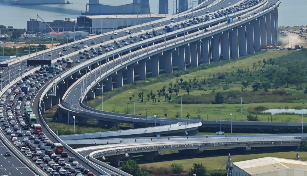 國慶黃金周-各地迎返程客流高峰-交通運輸部-44個高速公路易發擁堵