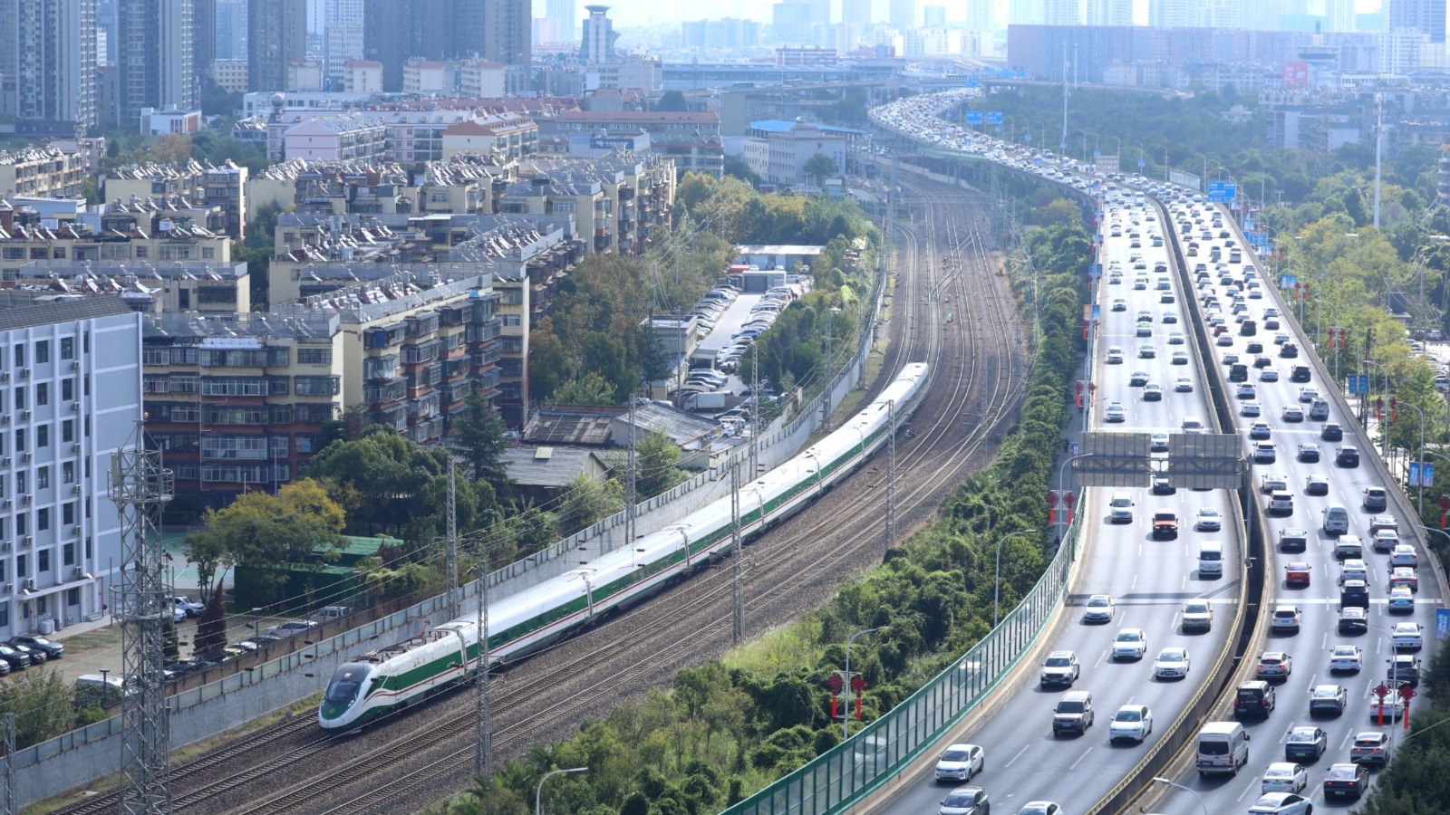 國慶黃金周-全國37段高速公路今易發擁堵-58個服務區充電特別繁忙