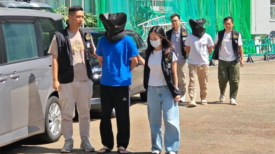 內地男觀塘酒店遇竊-被8支柔順劑換走3000萬元黃金-警拘兩漢起回失物