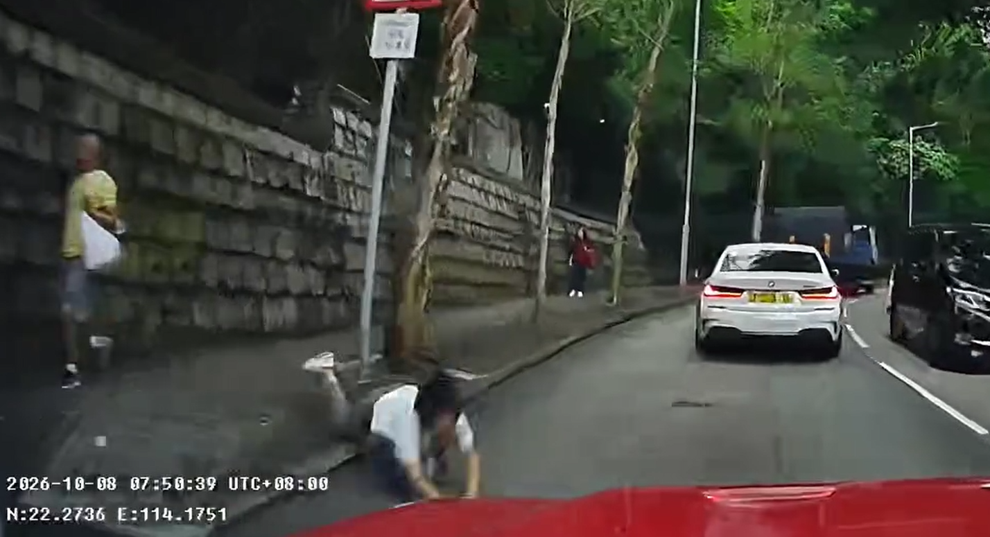 有片-灣仔堅尼地道女子絆倒跌出馬路-的士司機及時扭軚避禍