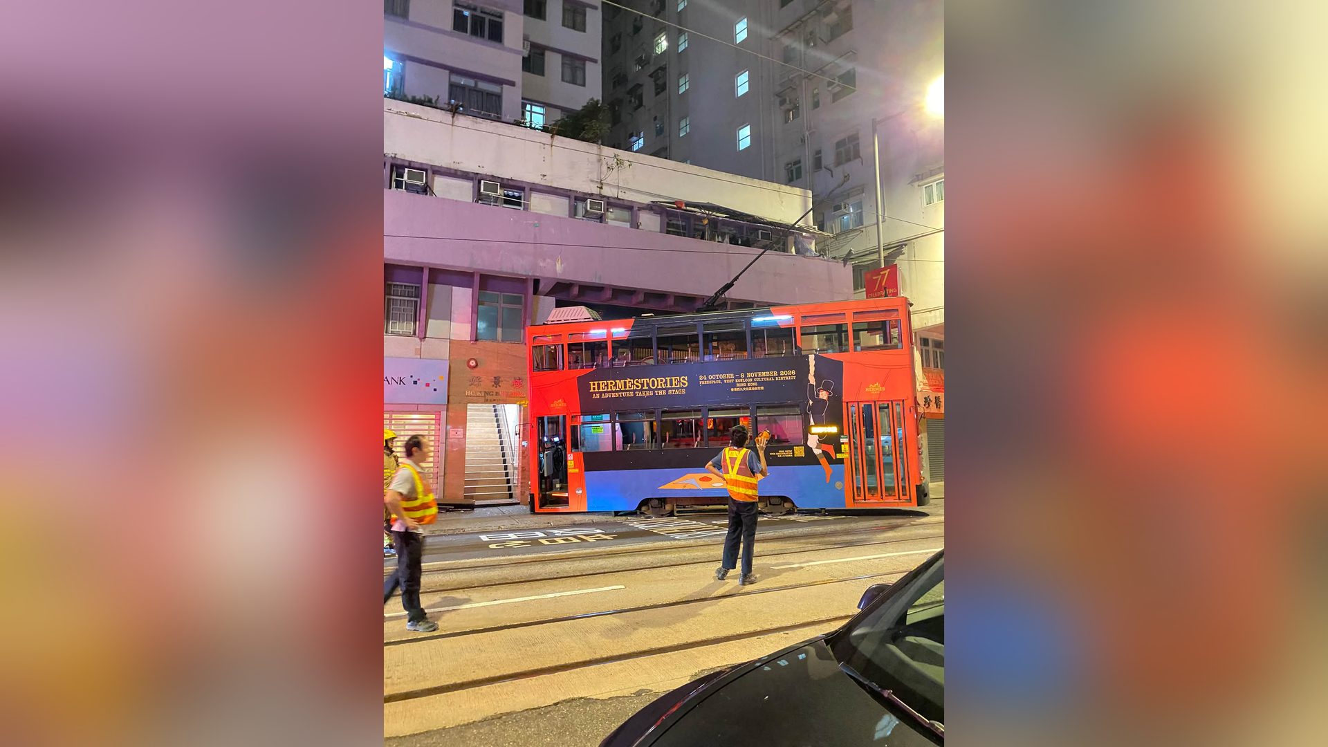 有片-筲箕灣電車凌晨出軌-衝上行人路撞地舖無人受傷
