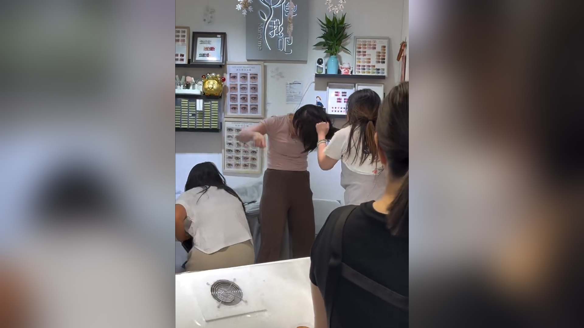 有片-旺角中心3女打鬥被捕-疑兩鋪互有積怨有人吐口水惹衝突