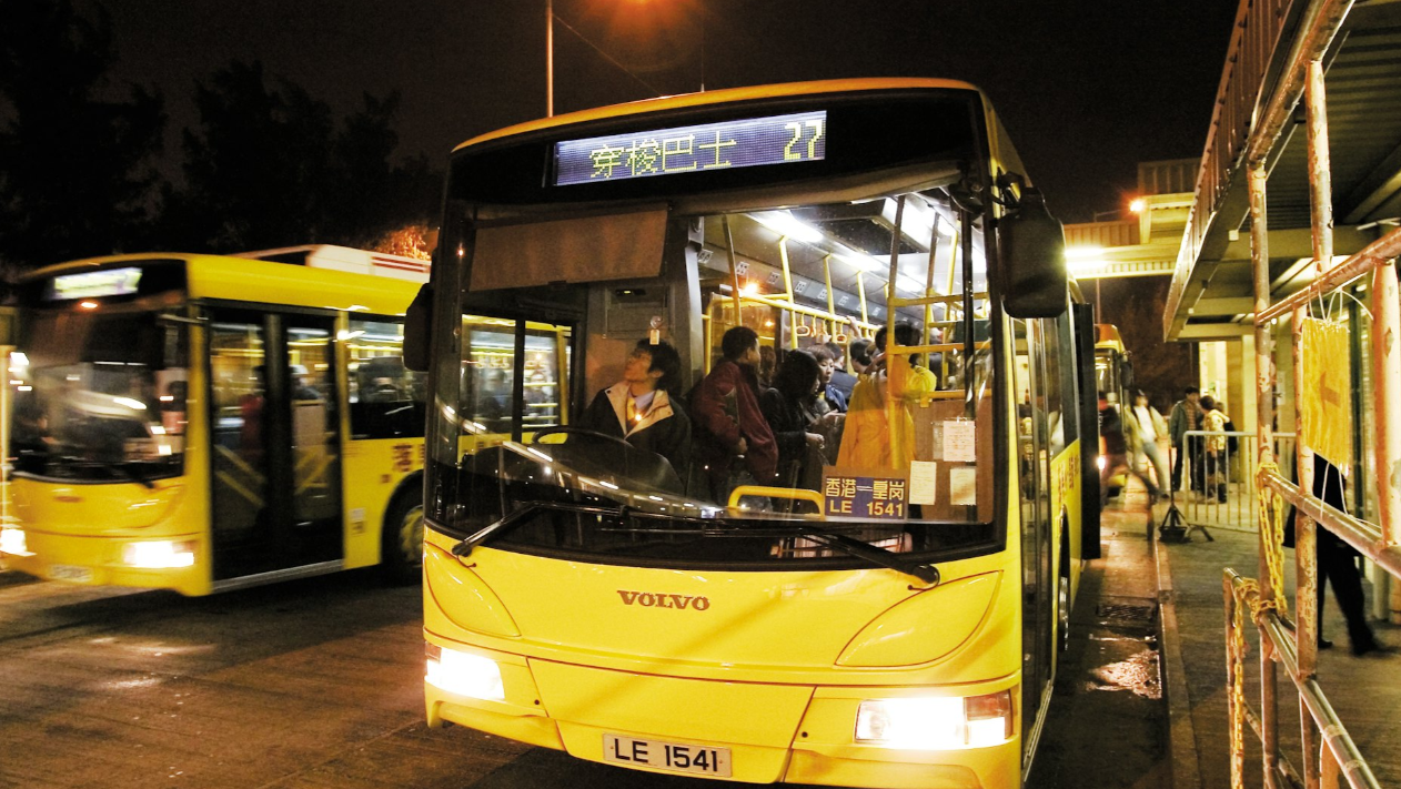 皇巴今晨開出最後一班車後停運-市民自製告別牌及模型到場送別