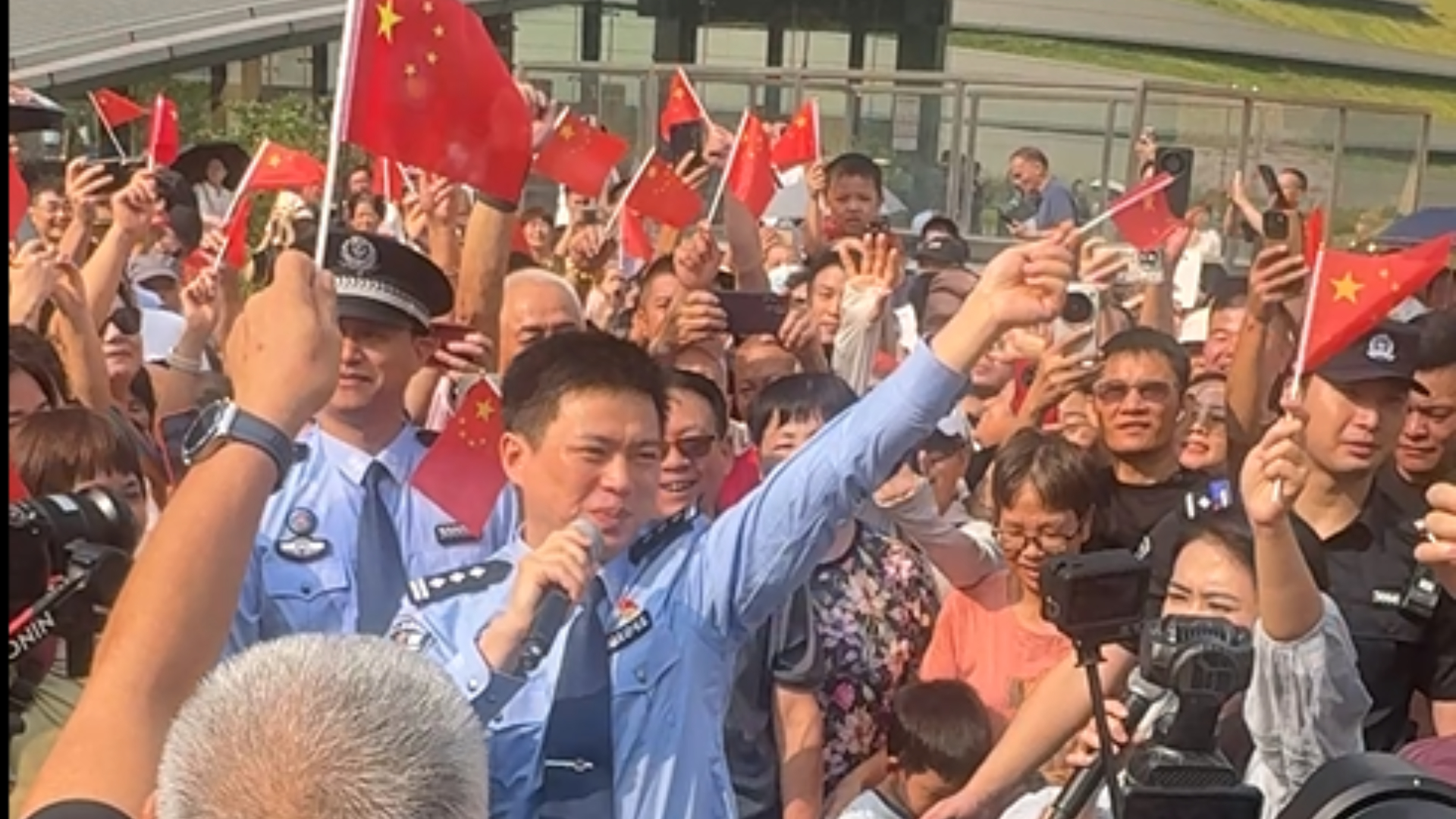 新皇崗口岸-深圳警察儀仗隊舉行升旗儀式-與市民同唱-東方之珠