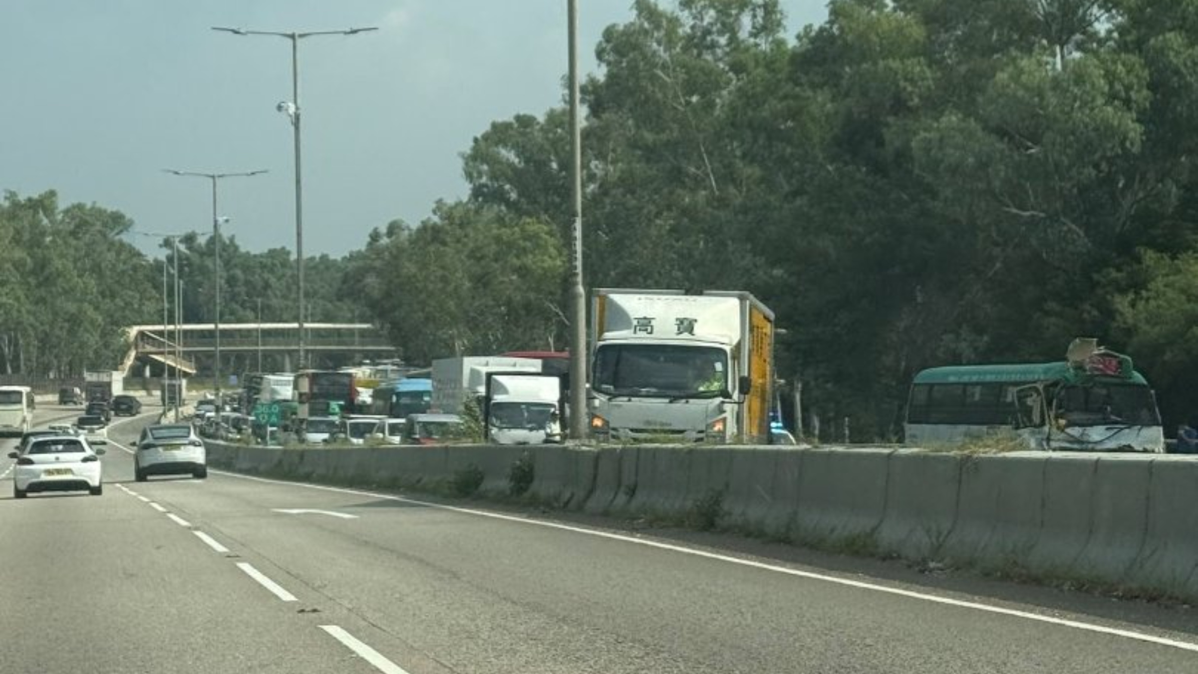 新田公路有小巴與貨車相撞-至少19人受傷