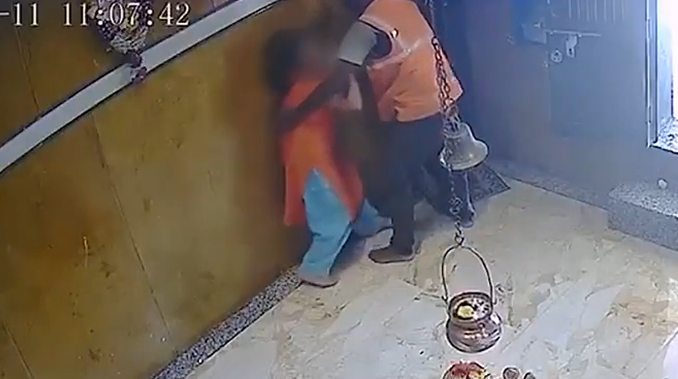 有片-印度一地鐵工人寺廟內性騷擾未成年少女引眾怒-警拘人立案
