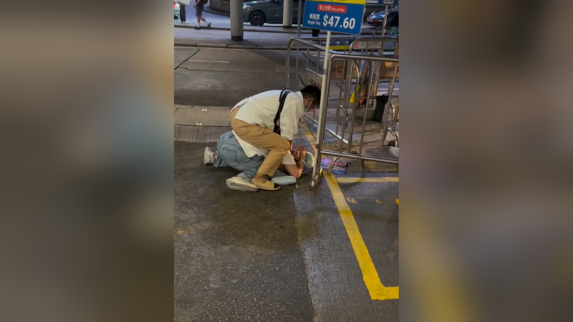 有片-尖沙咀海旁觀光船售票員與中年婦互毆-二人涉公眾地方打鬥被捕