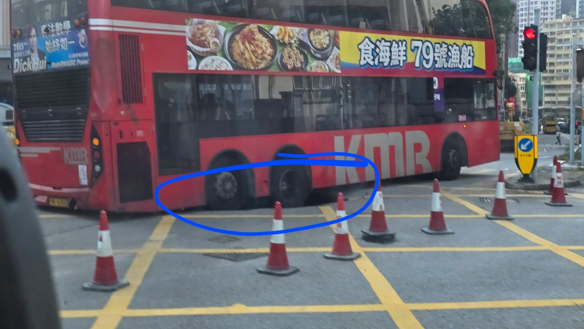 紅磡道及庇利街交界爆鹹水管路陷-九巴駛經車輪落坑受困