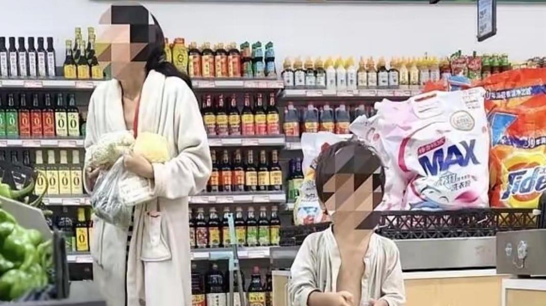 西安一女子帶幼童街頭遊蕩-男童衣衫不整引關注-多部門介入