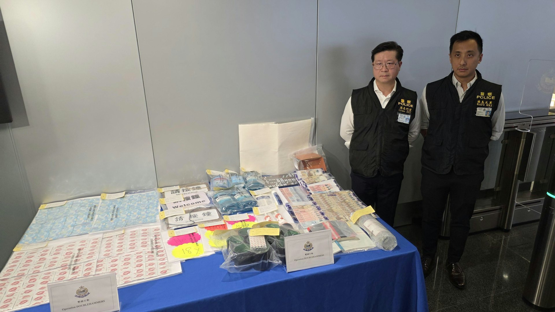 警方打擊三合會拘53人-搗破毒品中心冚賭檔賣淫場所