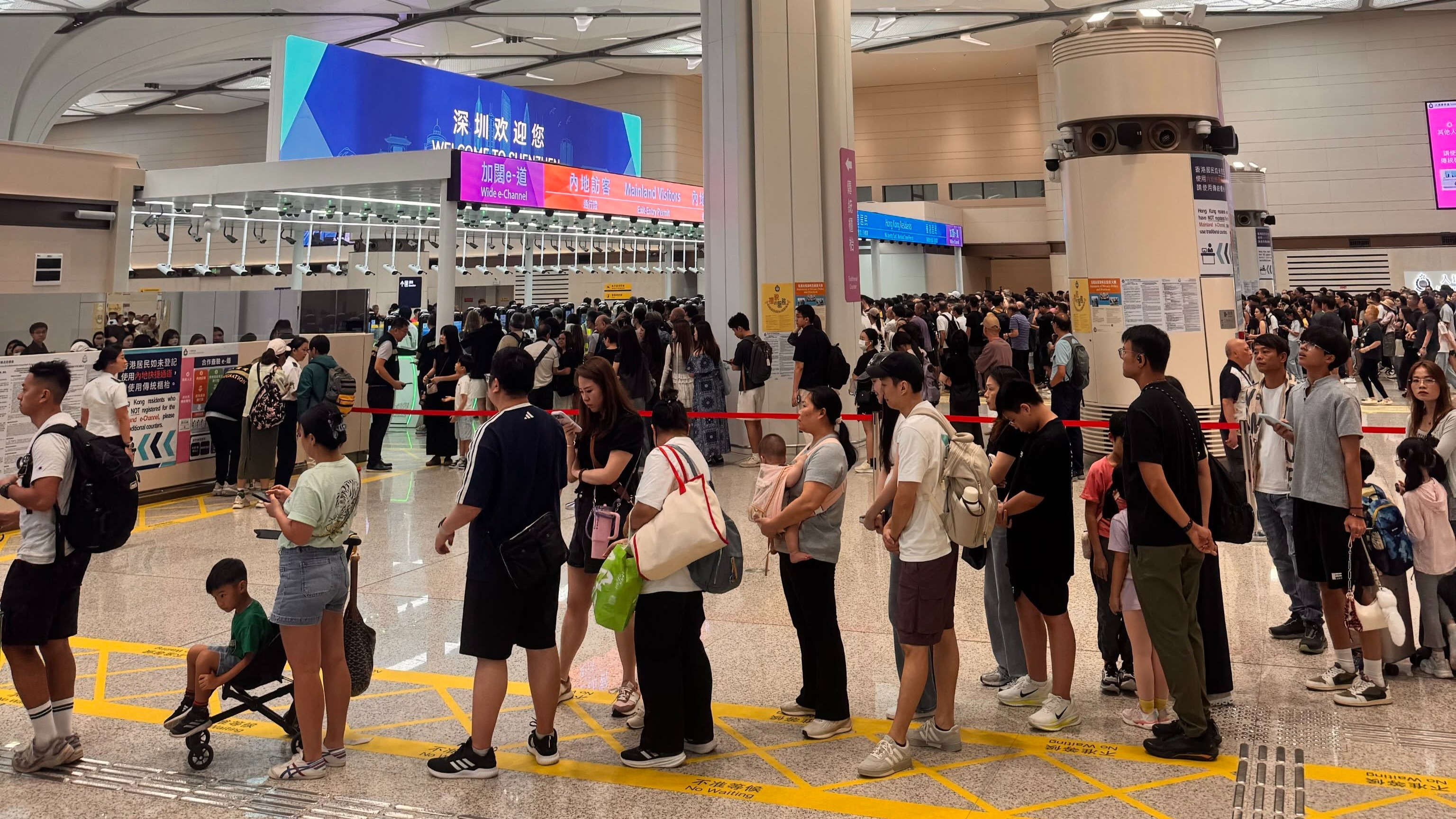 皇崗口岸4小時內逾3萬人次出境-全開通道下午3時半轉綠燈