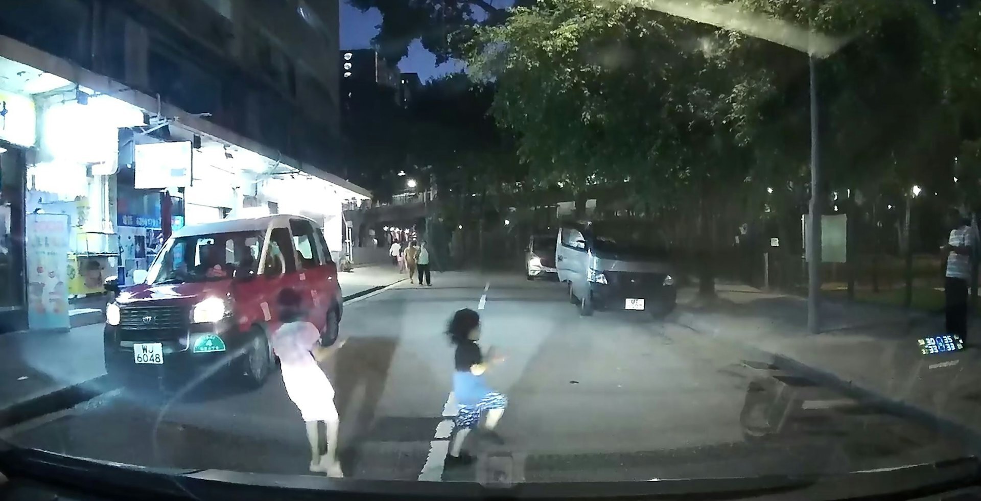 有片-柴灣兩幼童-楔車罅-衝馬路-司機急煞避意外-網民-父母去咗邊