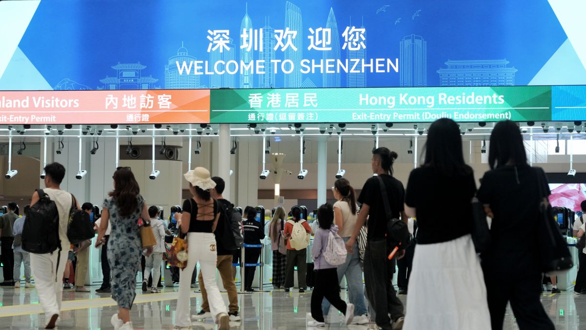 一句鐘近萬人經皇崗離境較往年飆九倍-保安局啓動預案整體運作大致暢順