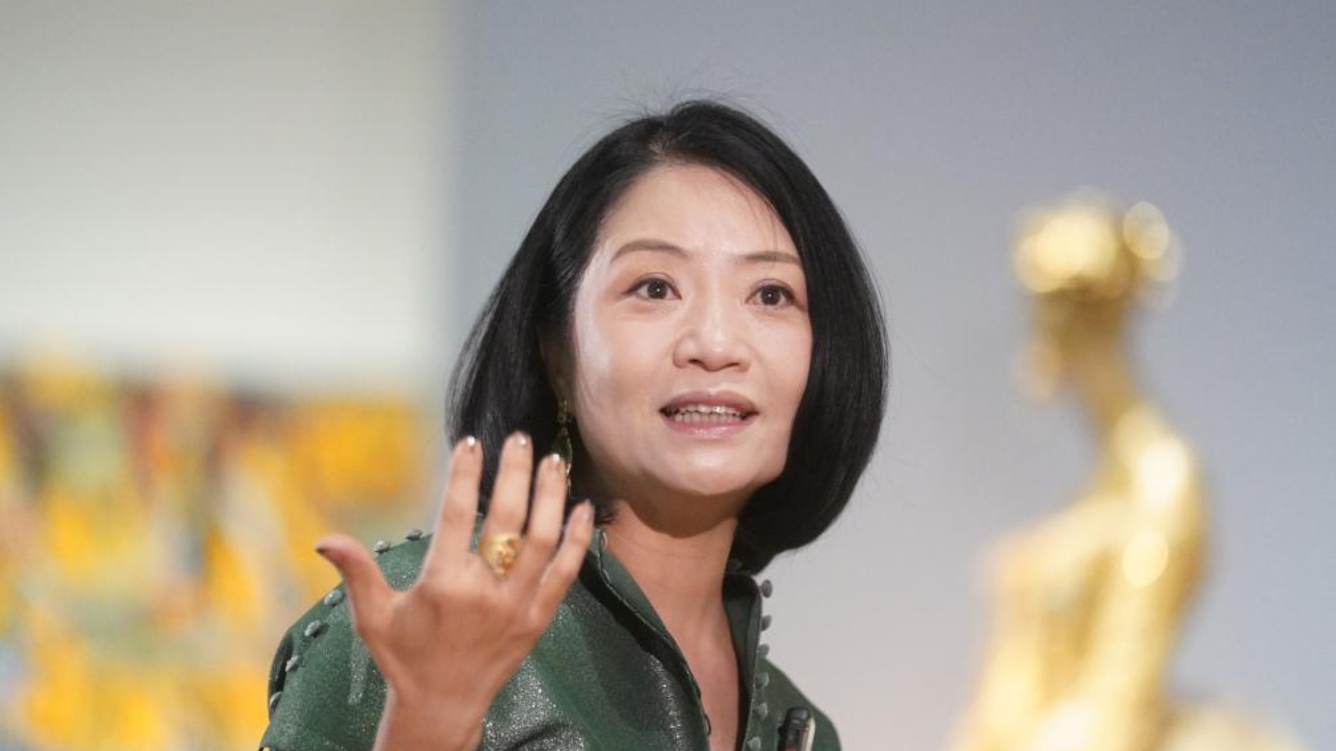 郭培-一針一線織就東西對話-讓中式美學在高定舞台生長