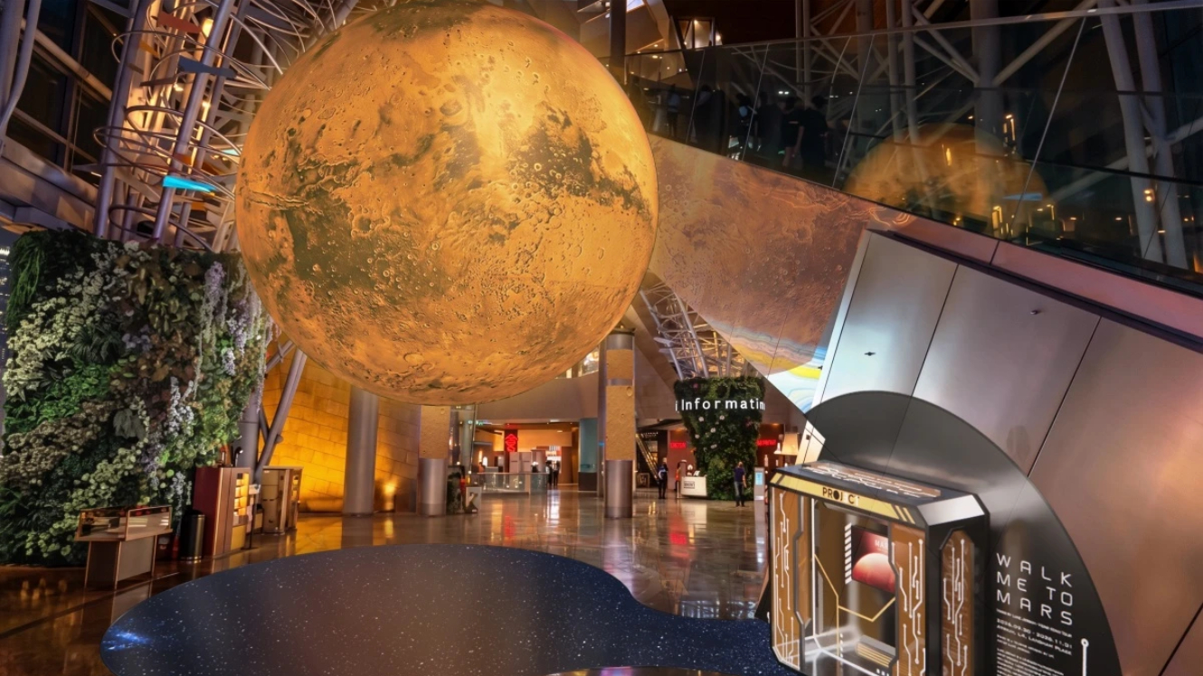 旺角上空懸浮火星--MARS-用藝術展現星際沉思