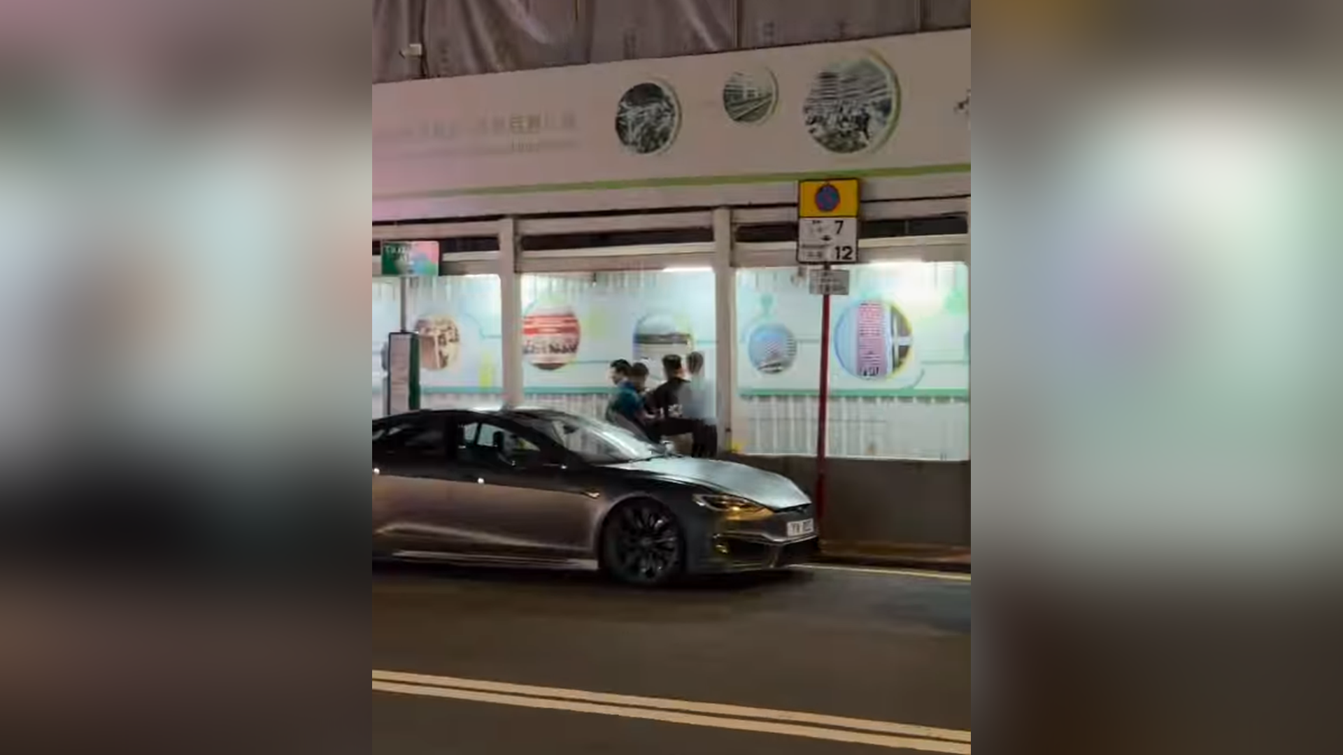 有片-旺角疑醉酒男拒查遭多警制服-查無違禁品放行