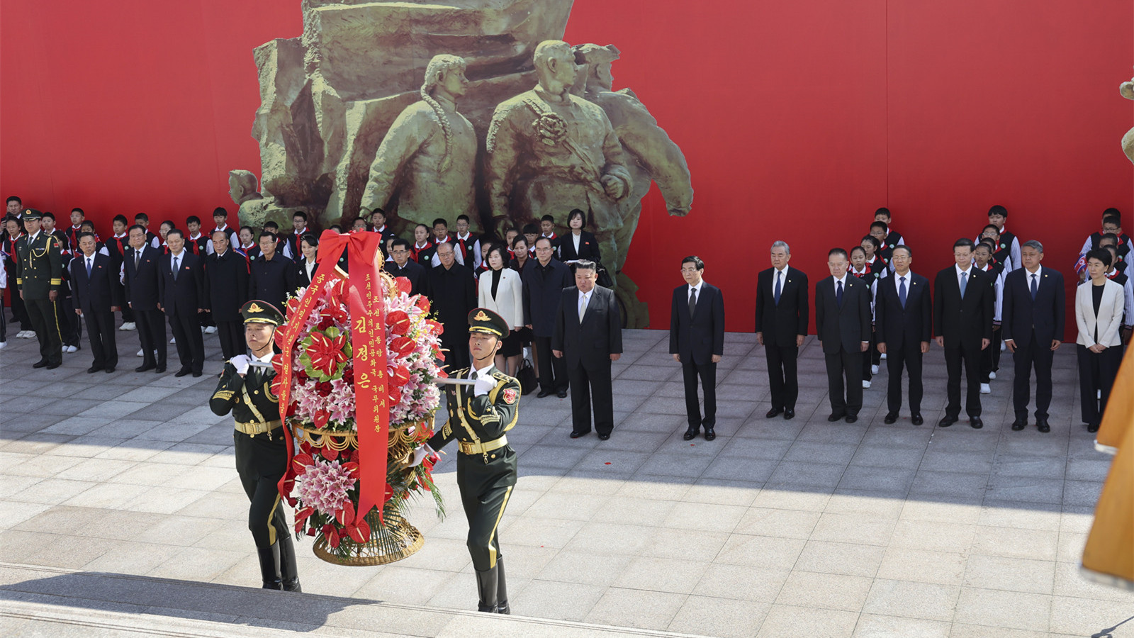 王滬寧陪同北韓最高領導人金正恩訪問丹東