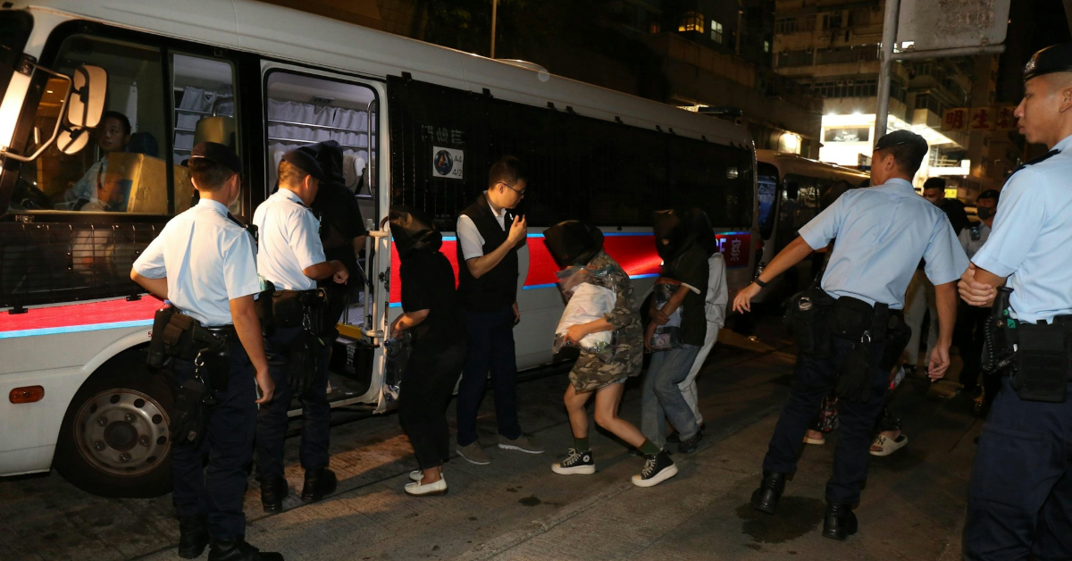 警突擊旺角唐樓搜毒窟-男子疑爬窗逃走墮樓不治-逾20人被帶走