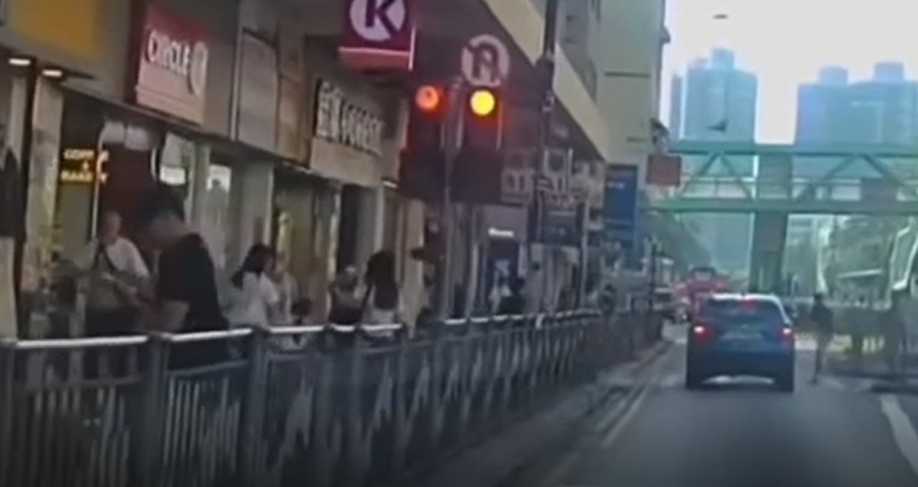 有片-元朗私車衝紅燈遭途人踢車身警告-網民質疑司機看錯燈號