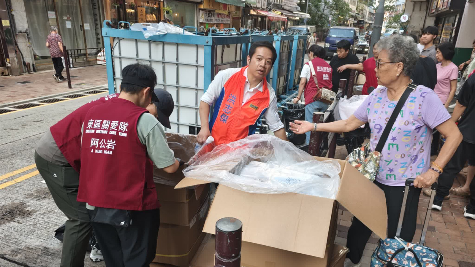 筲箕灣爆水管｜水務署派逾10水車100水箱　大批居民落樓取水關愛隊出動支援