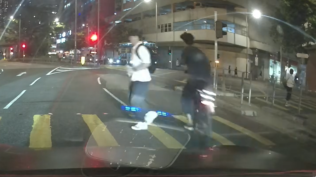 有片-電動單車高速衝紅燈險撞男途人-網民斥-根本唔理人