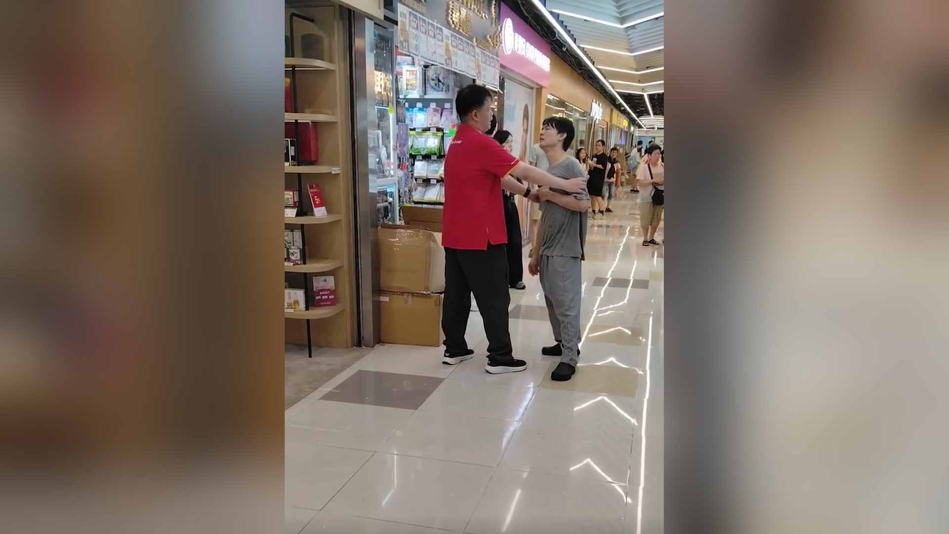 有片-屯門便利店職員斷正灰衣男偷竊-男子疑為同商場餐廳職員