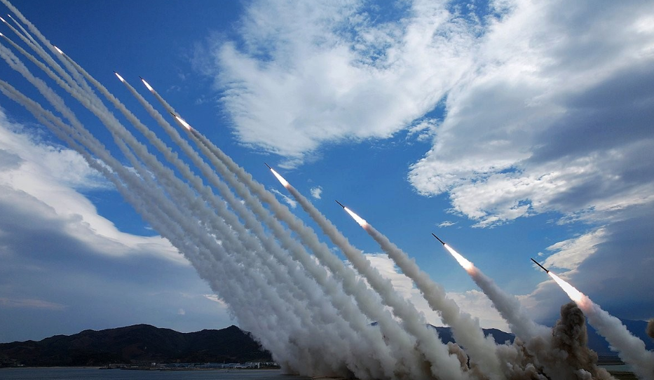 金正恩出席北韓無人航空技術展-600毫米火箭炮戰鬥射擊首次亮相