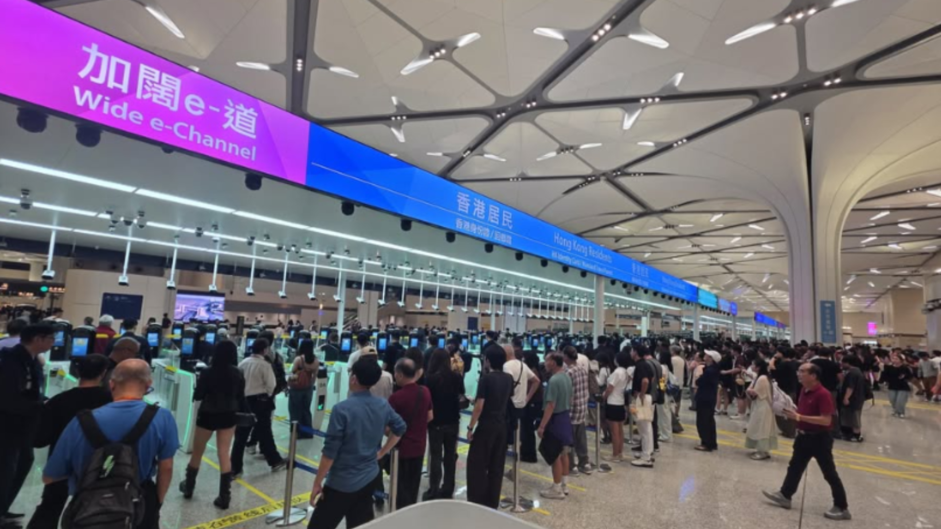 入境處-皇崗口岸及深圳灣管制站深宵的出入境大堂暢順