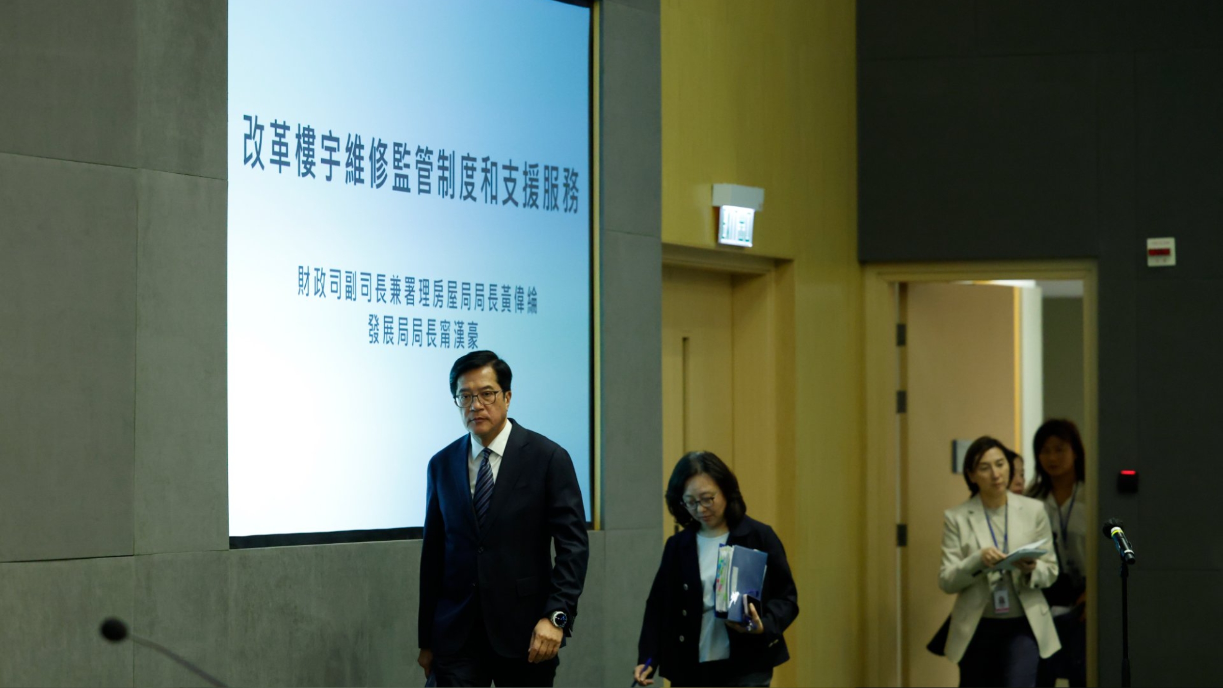 黃偉綸稱公營房屋樓宇管制組並非只是改名-甯漢豪-預審名單共接650宗申請