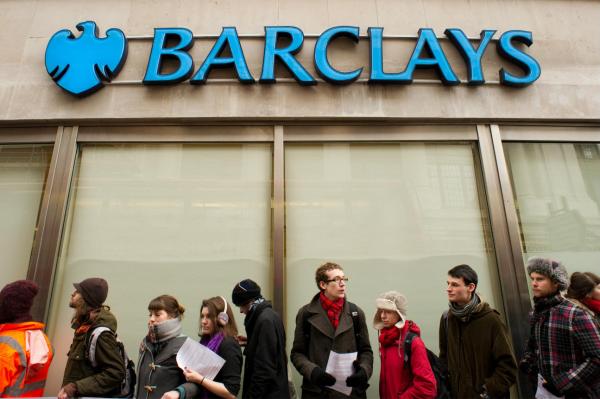 派大信封？｜巴克萊銀行傳擬縮減10億英鎊成本 或裁員2000人