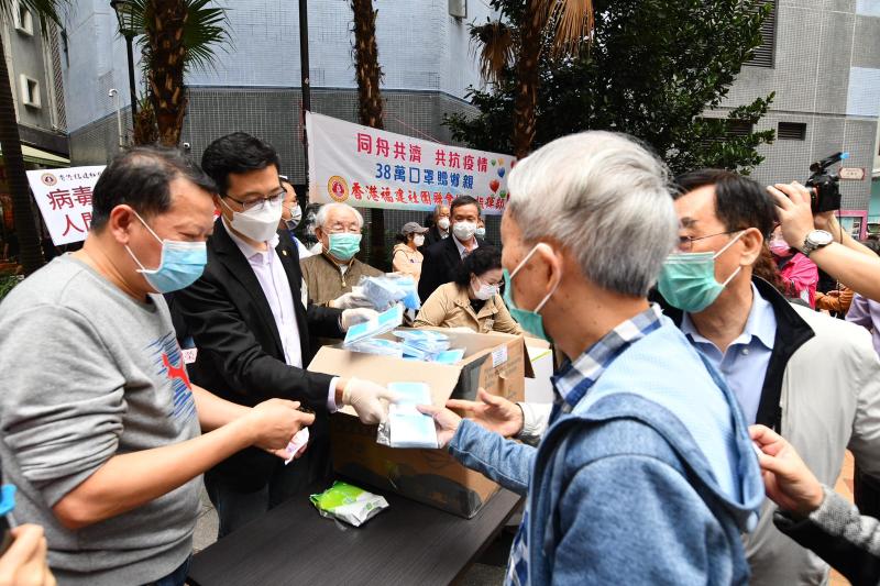 同心抗疫-香港福建社團聯會派38萬個口罩予婦女及街坊