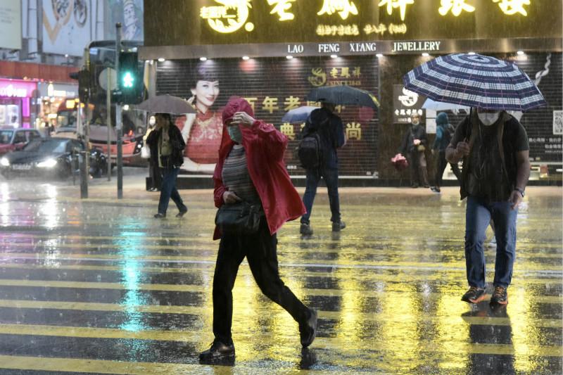 天文台｜低壓槽帶帶來驟雨及雷暴　荃灣雨勢特別大或現嚴重水浸